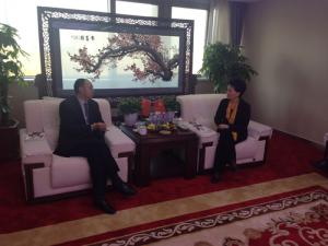 鄺遠(yuǎn)平與河南省工商聯(lián)副主席、鄭州市工商聯(lián)主席薛景霞